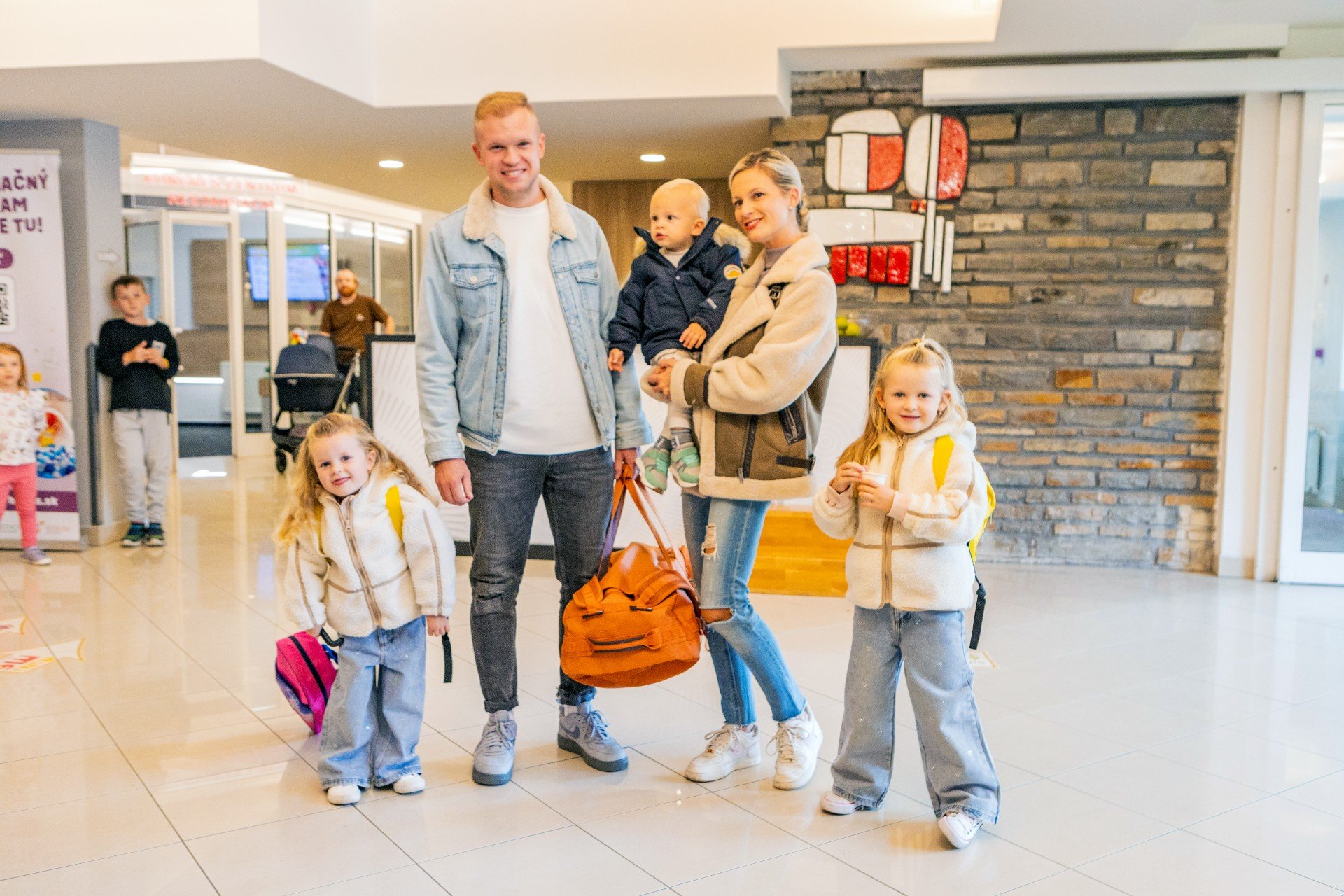 Rodičia s deťmi na recepcii hotela Atrium