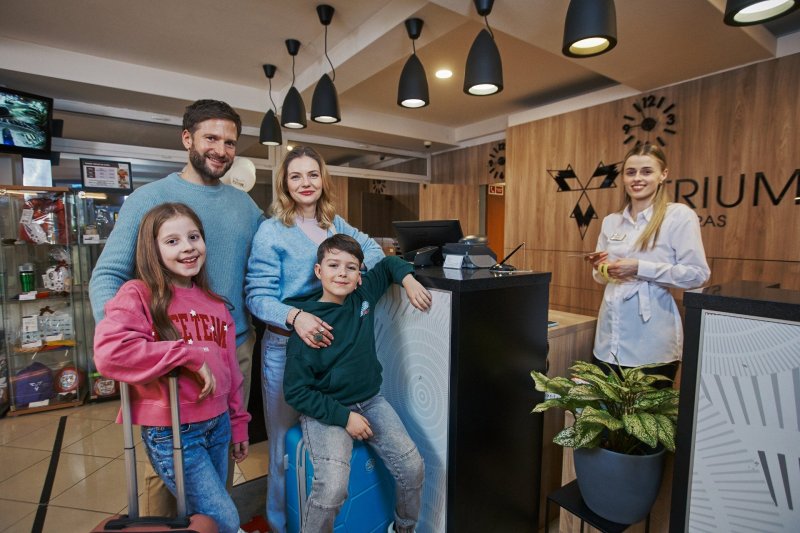 Maskoti Skalko a Ozvenka na snehu