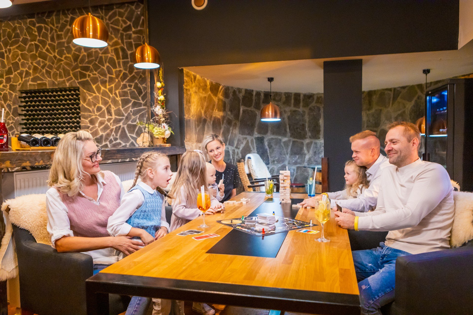 Priateľská posedenie v hotelovej vinárni