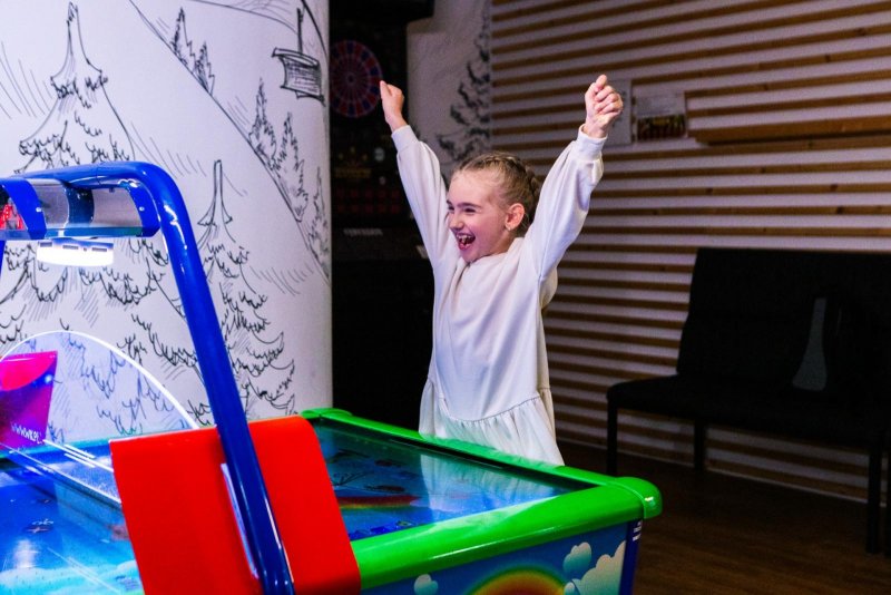 Dieťa pri air hockey v Game zone