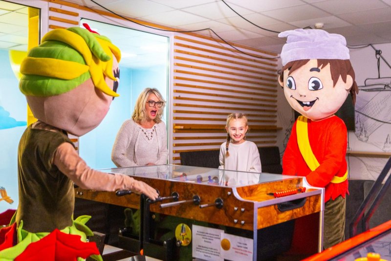 Maskoti Skalko a Ozvenka s rodinou v Gamezone