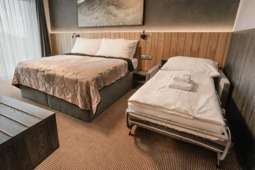 Manželská posteľ s prísteľkou v rodinnou apartmáne