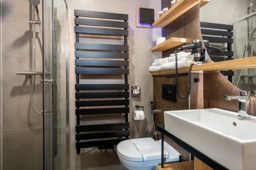 Kúpeľňa s radiátorom v izbe Exclusive double