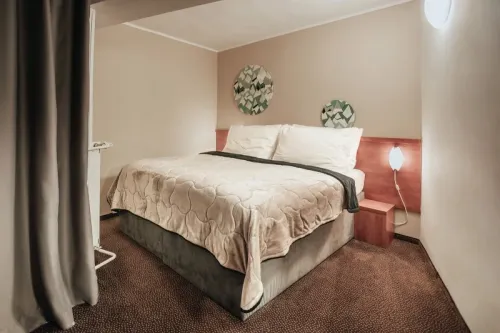 Manželská posteľ v rodinnej suite