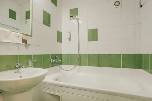Kúpeľňa s vaňou v hotelovej izbe