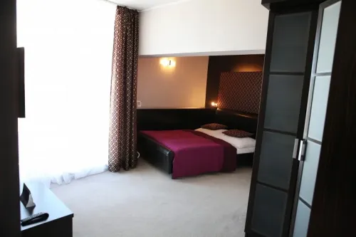 Manželská posteľ v apartmáne