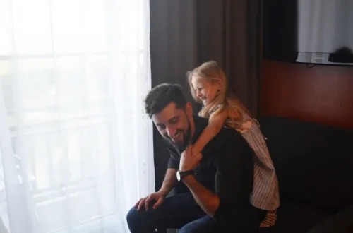 Otec s dieťaťom v hotelovej izbe