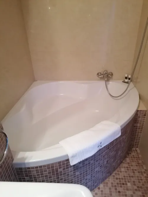 Rohová vaňa v apartmáne standard
