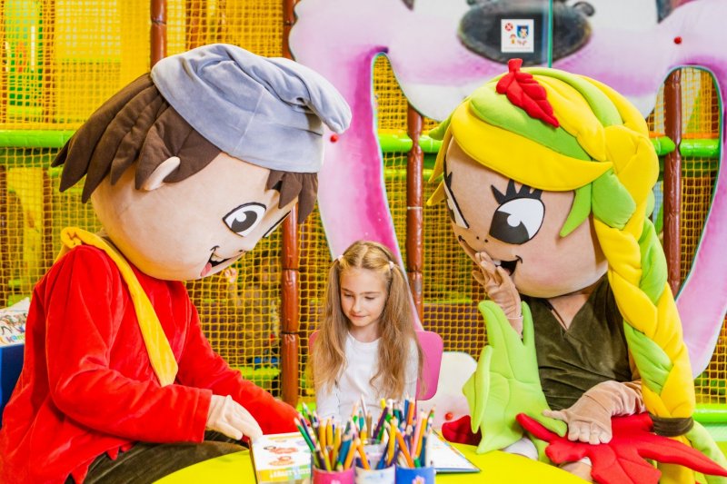 Maskoti Skalko a Ozvenka s dieťaťom v MiniMe