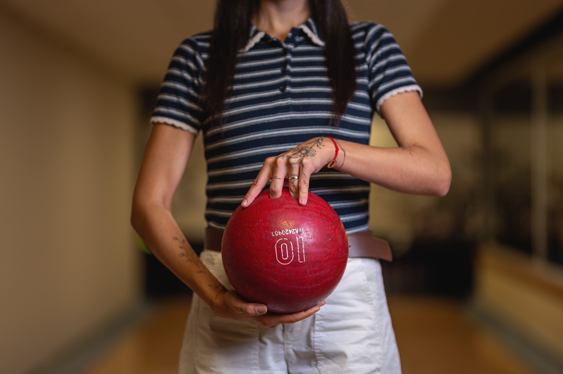 Muž hrajúci bowling