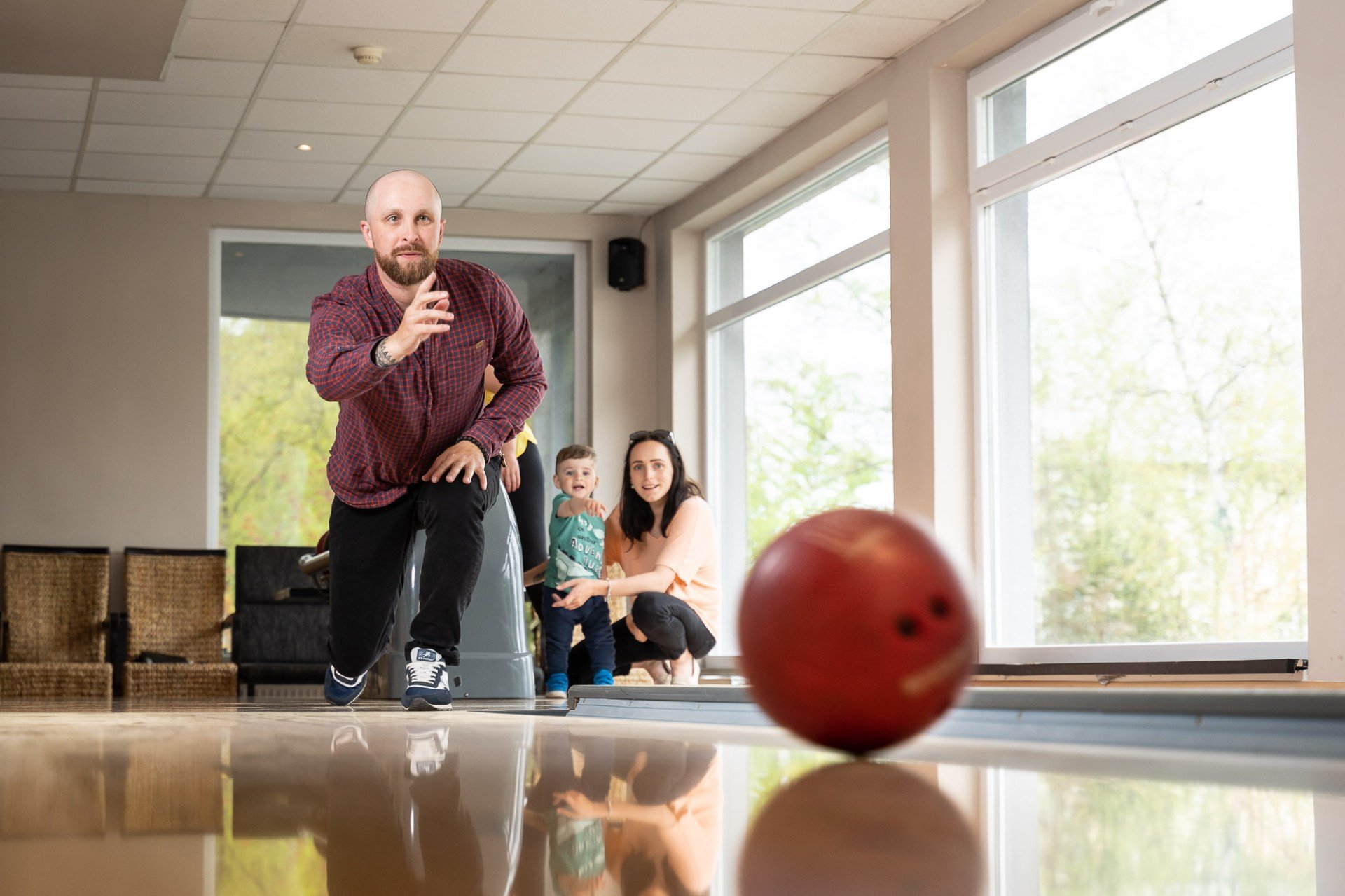 Muž hrajúci bowling