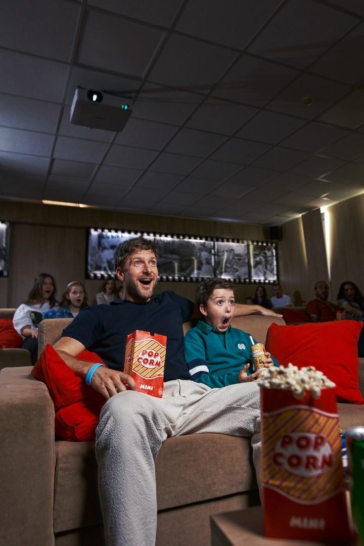 Pozeranie filmov v kine MediaTro.  - Ľudia pozerajú okúzľujúci film v súkromnom kine MediaTro.