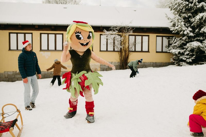 Guľovačka detí v Hoteli Atrium.  - Deti sa guľujú v zime v okolí hotela Atrium.

