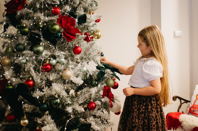 Rozbaľovanie darčekov v Hoteli Atrium.  - Skalko a detičky si rozbaľujú darčeky pod stromčekom.
