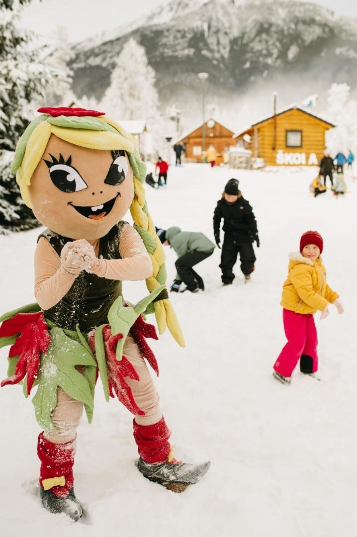 Guľovačka detí v Hoteli Atrium.  - Deti sa guľujú v zime v okolí hotela Atrium.
