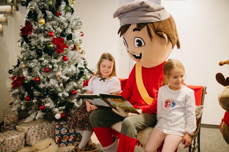 Rozbaľovanie darčekov v Hoteli Atrium.  - Skalko a detičky si rozbaľujú darčeky pod stromčekom.