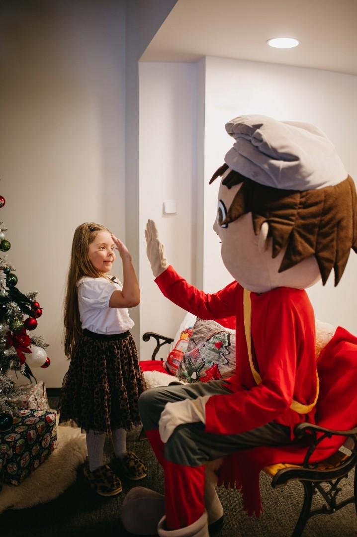 Rozbaľovanie darčekov v Hoteli Atrium.  - Skalko a detičky si rozbaľujú darčeky pod stromčekom.
