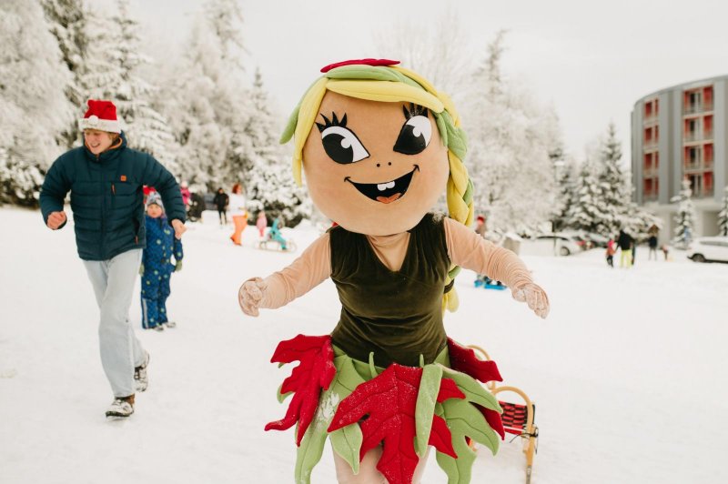 Guľovačka detí v Hoteli Atrium.  - Deti sa guľujú v zime v okolí hotela Atrium.

