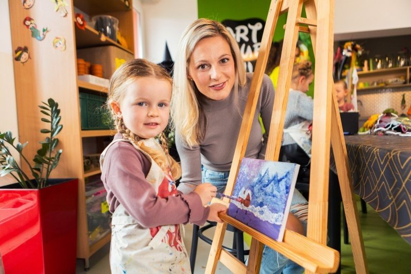 Dieťa s matkou maľuje v kreatívnom štúdiu ArtClub - Atrium Hotel - Trinity Hotels.sk