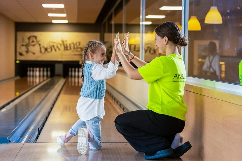Animátor s dieťaťom na bowlingu v Atrium Hoteli - Trinity Hotels.sk 