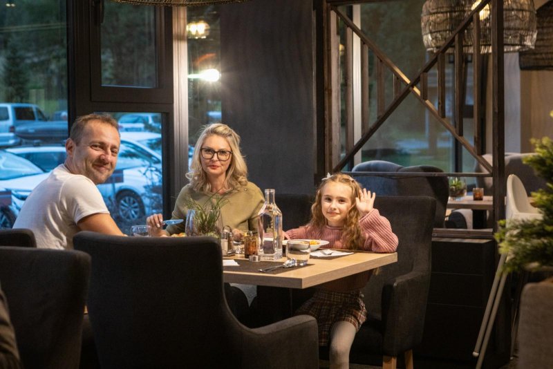 Rodina pri stole v hotelovej reštaurácií Park Atrium Hoteli - Trinity Hotels.sk 