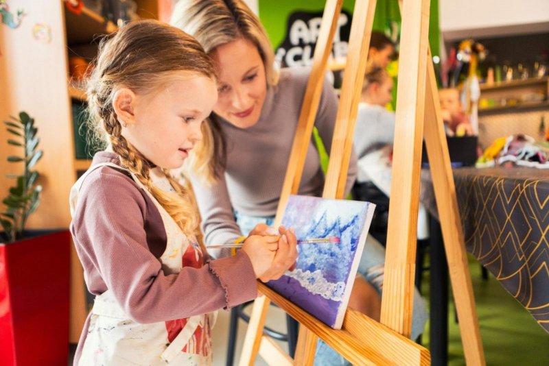 Dieťa s matkou maľuje v kreatívnom štúdiu ArtClub - Atrium Hotel - Trinity Hotels.sk 