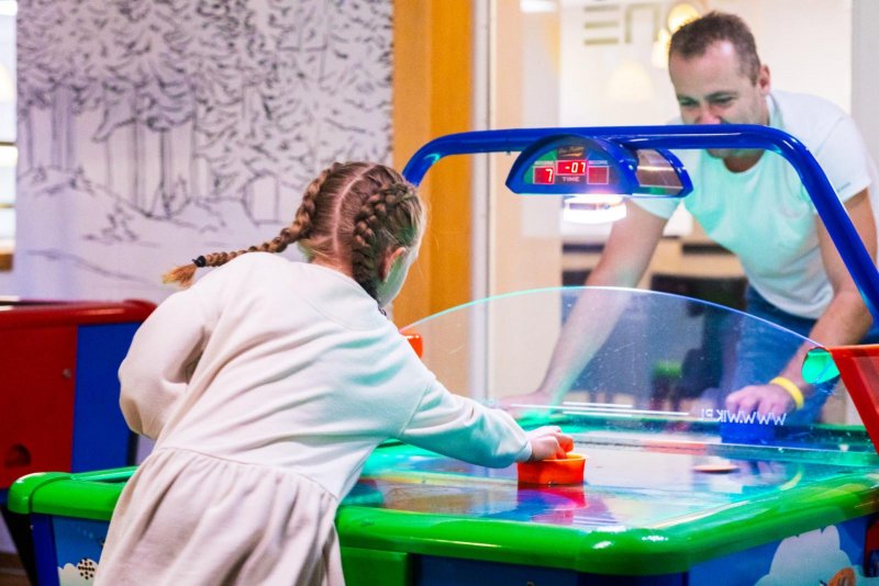Rodina si užíva voľný čas s maskotmi v herzni GameZone - v Atrium Hoteli - Trinity Hotels.sk 