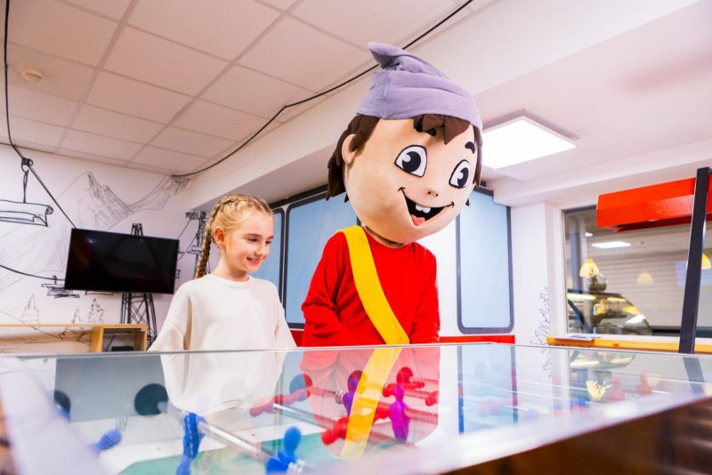 Rodina si užíva voľný čas s maskotmi v herzni GameZone - v Atrium Hoteli - Trinity Hotels.sk 