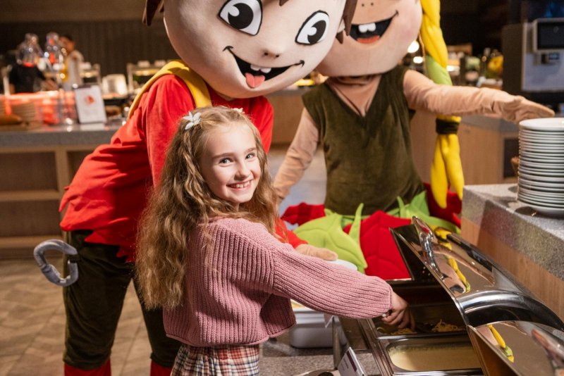 Dieťa s maskotmi v hotelovej reštaurácií Park Atrium Hoteli - Trinity Hotels.sk 