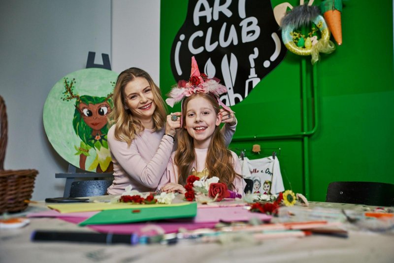 Dieťa s matkou maľuje v kreatívnom štúdiu ArtClub - Atrium Hotel - Trinity Hotels.sk 