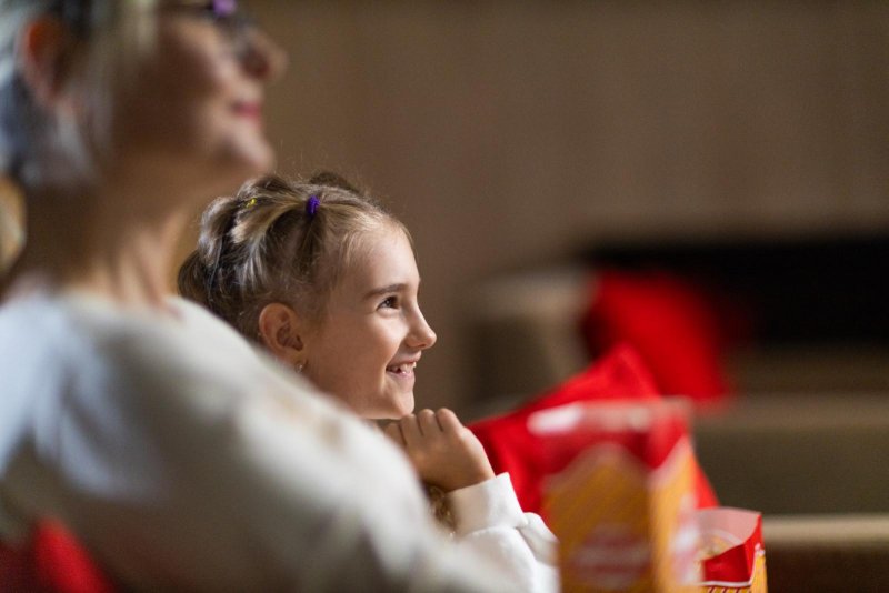 Dieťa sleduje rozprávku v hotelovom kine MediaTro - v Atrium Hoteli - Trinity Hotels.sk 