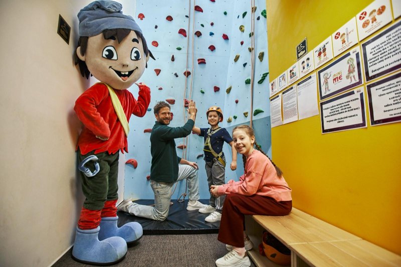 Deti a maskot na lezeckej stene v MiniMe — dvojpodlažný detský svet v Atrium Hoteli - Trinity Hotels.sk 