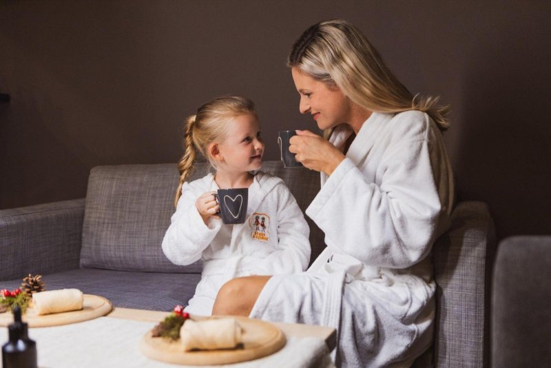 Matka s dcérou užívajúca pokoj v priestoroch 4 Elements Day Spa v Atrium Hoteli - Trinity Hotels.sk 