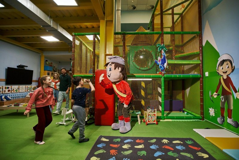Deti a maskot v MiniMe — dvojpodlažný detský svet v Atrium Hoteli - Trinity Hotels.sk 