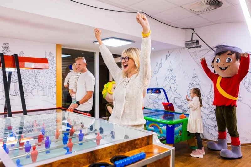 Rodina si užíva voľný čas s maskotmi v herzni GameZone - v Atrium Hoteli - Trinity Hotels.sk 